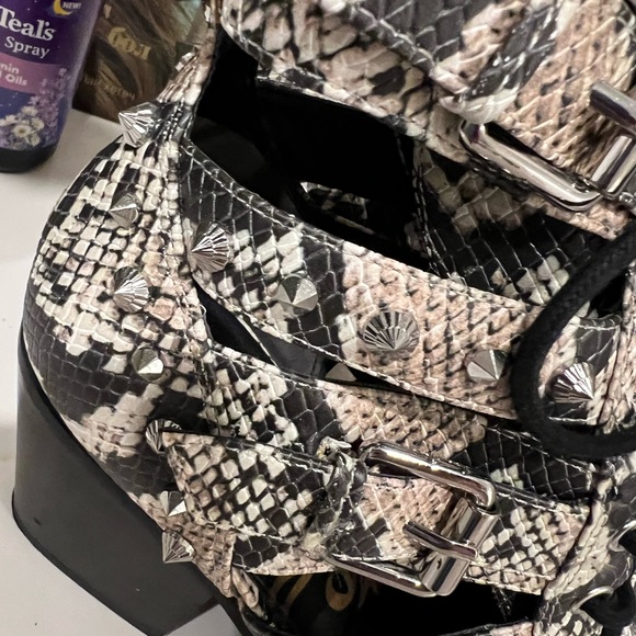 Beautiful ankle boots. Zebra color and leather - Picture 4 of 9